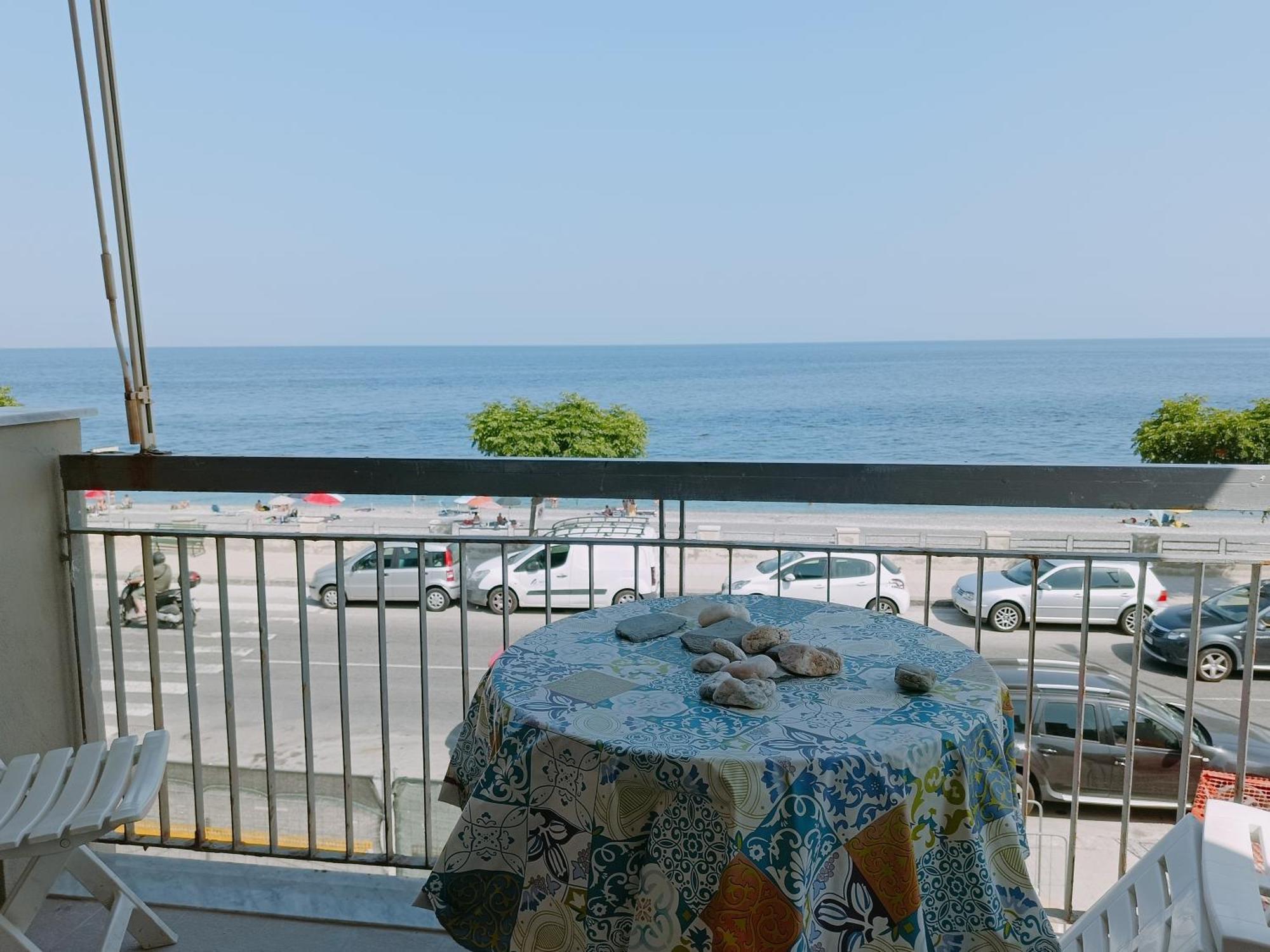 Mirone Apartment Fronte Mare Beachfront House Roccalumera Kültér fotó